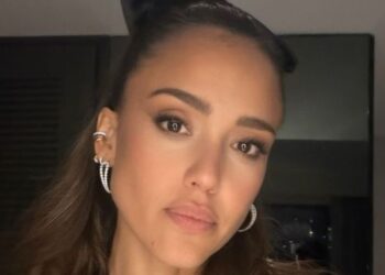 O biquíni mal lá de Jessica Alba deixa pouco para a imaginação