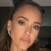 O biquíni mal lá de Jessica Alba deixa pouco para a imaginação