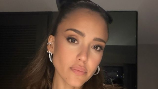 O biquíni mal lá de Jessica Alba deixa pouco para a imaginação