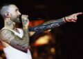 O cantor do Maroon 5, Adam Levine, quase desmorona em show em Londres