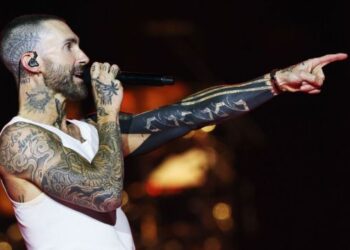 O cantor do Maroon 5, Adam Levine, quase desmorona em show em Londres