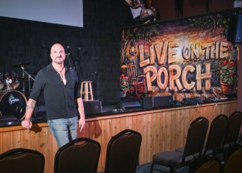 O colaborador de Billy Joel abre a sala de concertos de Long Island em homenagem a seu cachorro enquanto o Piano Man faz uma pausa na turnê