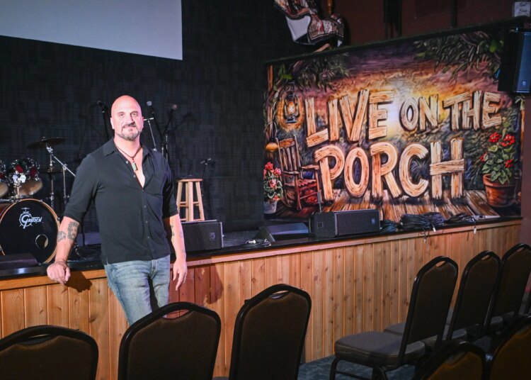 O colaborador de Billy Joel abre a sala de concertos de Long Island em homenagem a seu cachorro enquanto o Piano Man faz uma pausa na turnê
