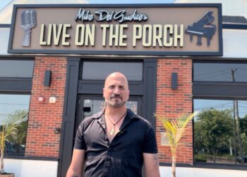 O colega de banda de Billy Joel faz um tour por seu novo local de música ao vivo – NBC New York