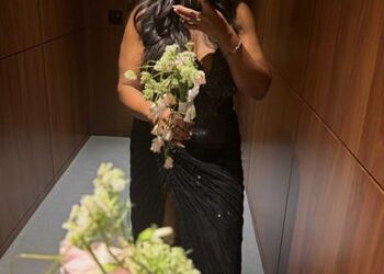 O designer de eventos de celebridades Larry Walshe analisa o buquê de casamento 'romântico estilo jardim' de Taylor Swift (exclusivo)