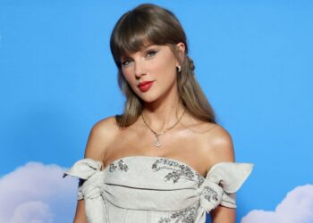 O estilista do vestido de noiva de Taylor Swift foi revelado