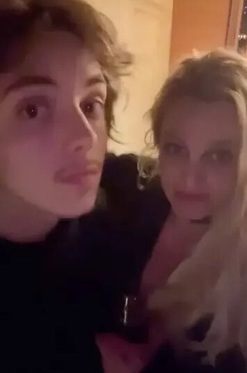 O filho de Britney Spears, Jayden James, rebate a teoria de que a estrela pop foi clonada: ‘Fake’