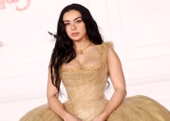 O novo álbum de Charli XCX ‘Music, Fashion, Film’ está aqui