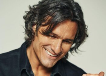 O novo e divertido 'Say La V' de Joe Nichols é o melhor beijo country