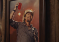 O novo videoclipe de Riley Green é uma dica turbulenta para Toby Keith