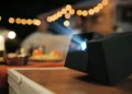 O projetor TCL Playcube se transforma em um centro de entretenimento de IA