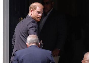 O pseudônimo do príncipe Harry revelado: a conta secreta do duque de Sussex no Facebook exposta enquanto o jornalista detalha a amizade passada