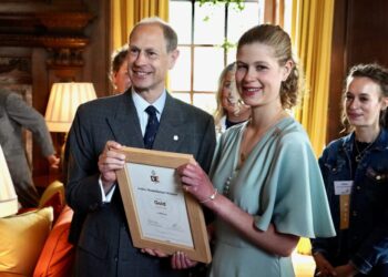 O que vem por aí para Lady Louise Windsor? A jovem realeza enfrenta uma decisão que mudará sua vida