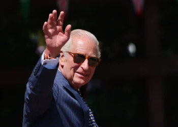 O rei Charles se reúne com o príncipe Harry e sua família na tentativa de resolver a divisão real