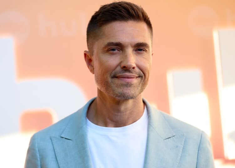O retrocesso de Eric Winter no Instagram tem fãs 'novatos' olhando duas vezes