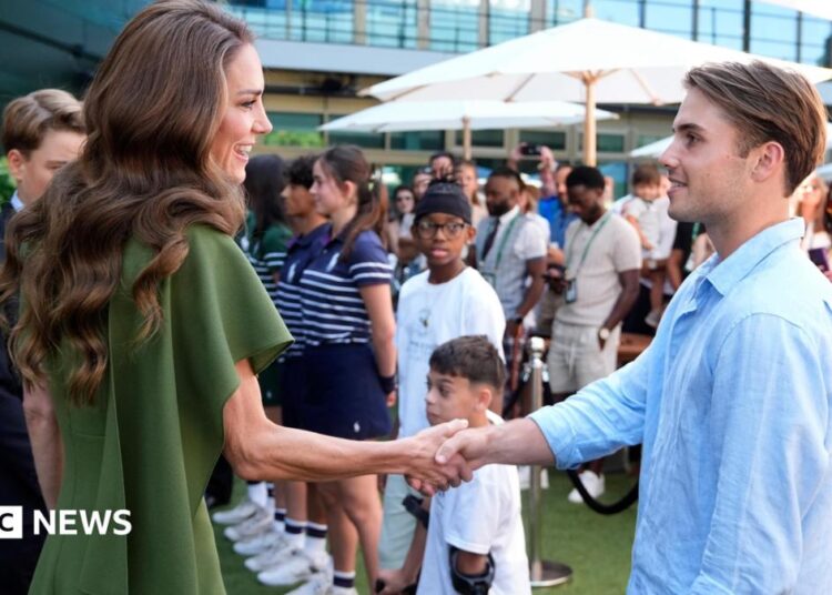 O semifinalista de Wimbledon, Arthur Fery, convida o príncipe George e a princesa Charlotte para jogar tênis
