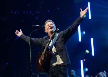 O show surpresa do cantor vencedor do Grammy, Chris Tomlin, Freedom 250, encontrou uma multidão quase vazia