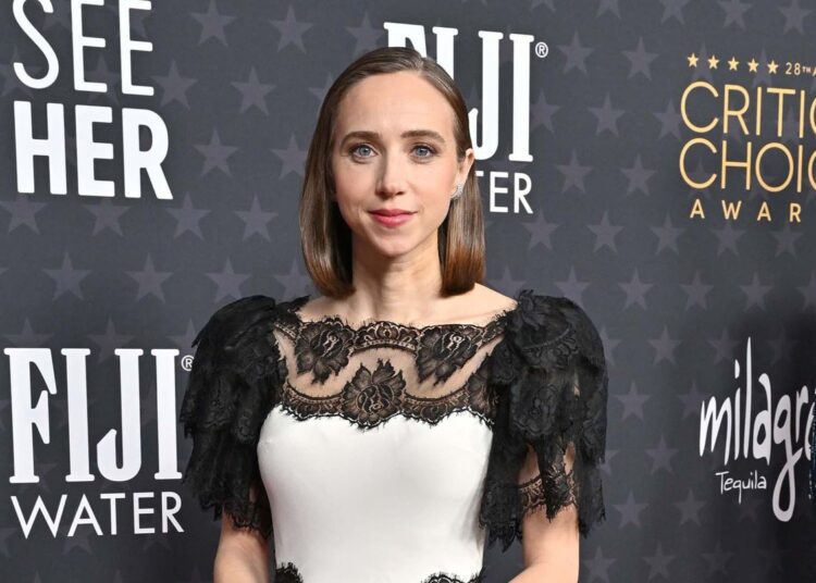 O tweet de Zoe Kazan sobre Taylor Swift não ter convidado Blake Lively para seu casamento se tornou uma coisa toda porque os Swifties não têm frio