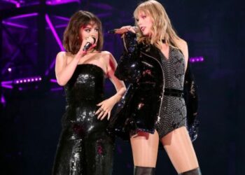 O vídeo do carro em movimento de Selena Gomez contribui para as teorias do casamento de Taylor Swift
