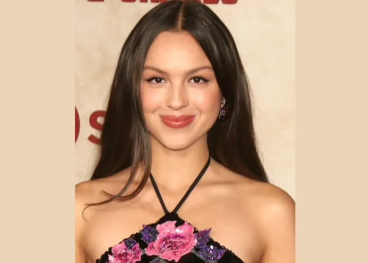 Olivia Rodrigo espalha rumores de namoro com o profissional financeiro Julian Croonenberghs