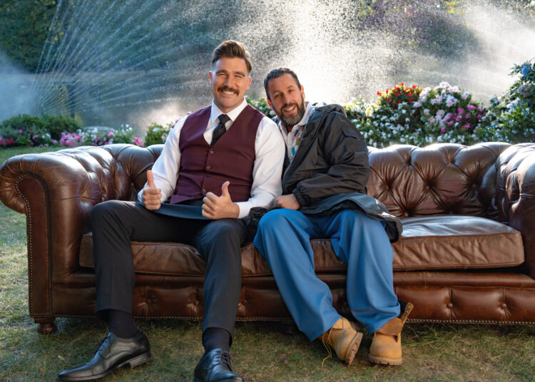 Os convidados do casamento de Taylor Swift inicialmente, embora a cerimônia de oficialização de Adam Sandler fosse ‘uma piada’