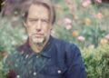 Ouça a nova música solo assustadora de Ed O'Brien, 'Abbeycwmhir'