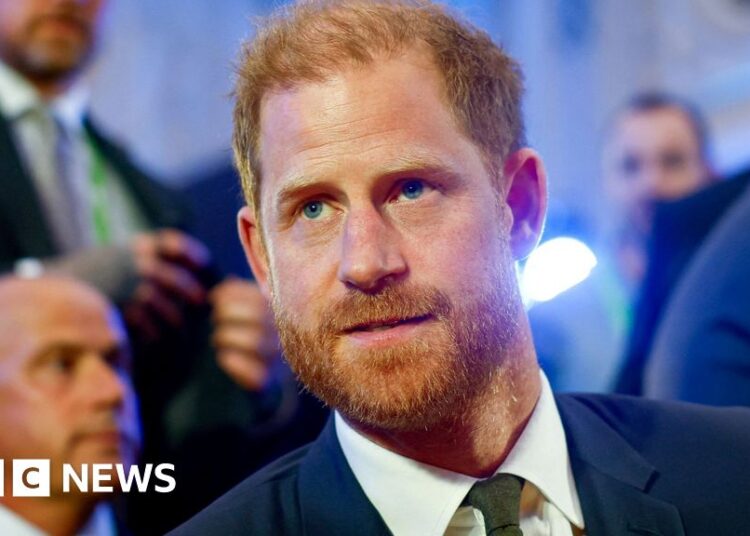Palácio de Buckingham diz que Príncipe Harry não ficará no palácio