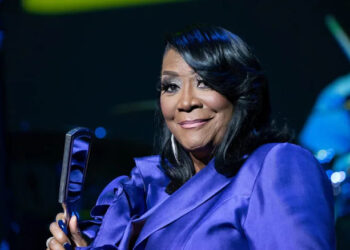 Patti LaBelle ‘não age como velha’ com uma energia lúdica que a deixou (e seus netos) felizes