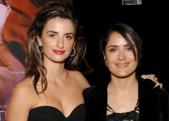 Penélope Cruz relembra uma emergência de avião 'louca' no Halloween com Salma Hayek - fantasiada de palhaço