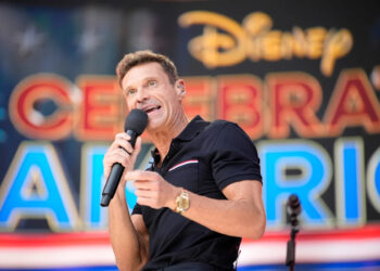 Por que Ryan Seacrest teve que faltar ao casamento de Taylor Swift e Travis Kelce?