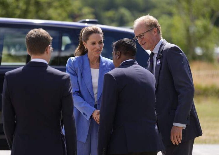 Princesa de Gales visita The Queue em Wimbledon enquanto a realeza assiste a partidas de tênis nas quadras externas