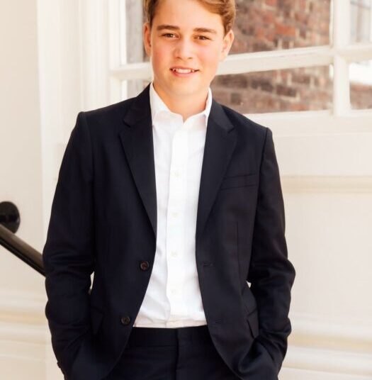 Príncipe George completa 13 anos enquanto a família real marca aniversário com novo retrato