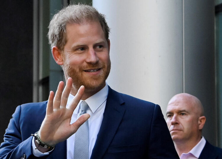Príncipe Harry chega à Grã-Bretanha 'decepcionado' após desprezo pelo palácio de última hora