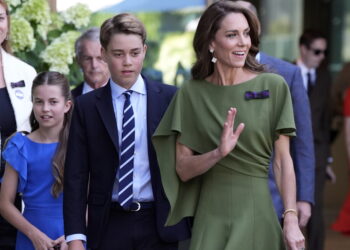 Príncipe William se junta à esposa Kate no Royal Box repleto de estrelas para a final de Wimbledon