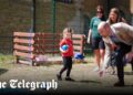 Príncipe de Gales joga boliche com alunos