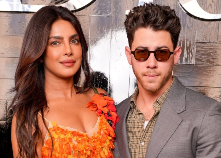 Priyanka Chopra e Nick Jonas usam pétalas e xadrez na Dior Couture