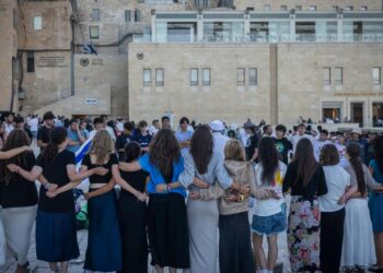 Quase metade dos israelenses apoia o fechamento de empresas Tisha B'Av em todo o país