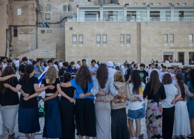 Quase metade dos israelenses apoia o fechamento de empresas Tisha B'Av em todo o país