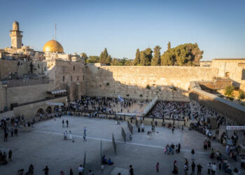Quase metade dos israelenses entrevistados querem locais de entretenimento fechados em Tisha B'av, segundo pesquisa da Tzohar