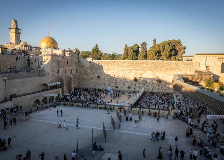 Quase metade dos israelenses entrevistados querem locais de entretenimento fechados em Tisha B'av, segundo pesquisa da Tzohar