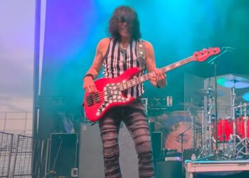 RUDY SARZO defende seu uso de IA para fazer música solo: 'Tenho adotado novas tecnologias desde que a guitarra elétrica existiu'