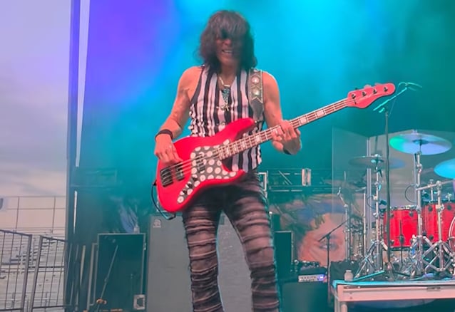 RUDY SARZO defende seu uso de IA para fazer música solo: 'Tenho adotado novas tecnologias desde que a guitarra elétrica existiu'