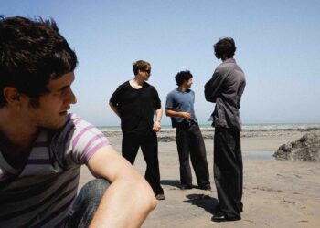 Radio Free Alice aborda o isolamento e a confusão na cultura no novo single 'Kick In The Shins'