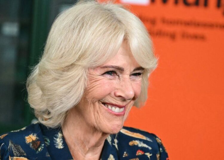 Rainha Camilla está coberta de lêmures neste adorável novo clipe