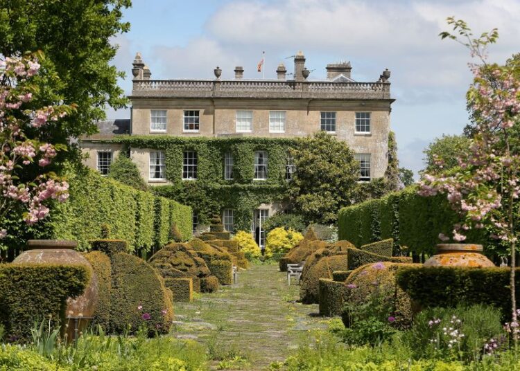 Rei Charles recebe Harry e Meghan em casa de campo