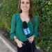 Repórter não recua quando uma barata pousa sobre ela e rasteja durante a reportagem ao vivo