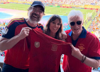 Richard Gere e sua esposa Alejandra fazem uma aparição rara com seu filho de 13 anos na final da Copa do Mundo para torcer pela Espanha