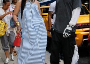 Rihanna Nails estilo Heatwave em um vestido maxi listrado arejado