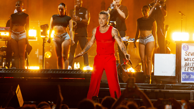 Robbie Williams apresenta show surpresa na Espanha
