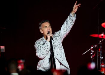 Robbie Williams compartilha nova versão do hino oficial da Fifa, 'Desire', com Nicole Scherzinger e Laura Pausini antes da final da Copa do Mundo